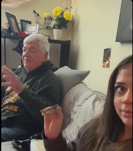 孫女展示存有爺爺錄的聖經音檔的隨身碟。(FB@Tiffany Shabazz影片截圖 )